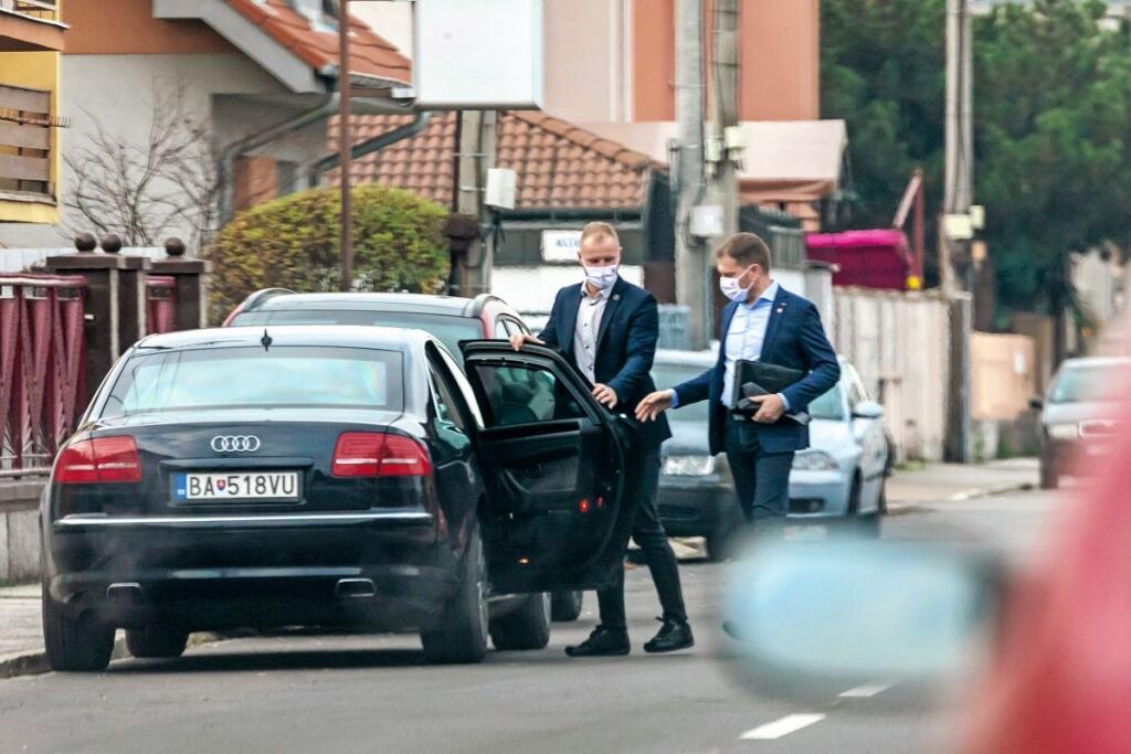 OBRNENÁ LIMUZÍNA
Čas: 9.30  Zo záberu jasne vidno hrúbku dverí. Podľa Zábojníka
je to však zbytočné, keďže premiér je za chrbtom
ochrankára, a v takom prípade, ak sa niečo zomelie,
môže prísť k nešťastiu.