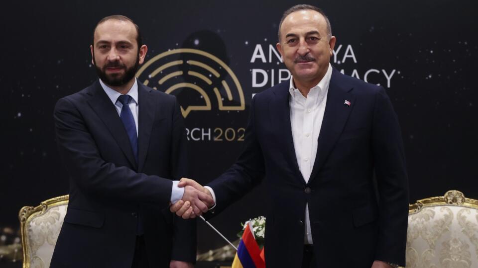 WA 92 Antalya - Turecký minister zahraničných vecí Mevlüt Čavušoglu (vpravo) a jeho arménsky náprotivok Ararat Mirzojan počas stretnutia v rámci diplomatického fóra v tureckej Antalyi v sobotu 12. marca 2022. Čavušoglu absolvoval v sobotu