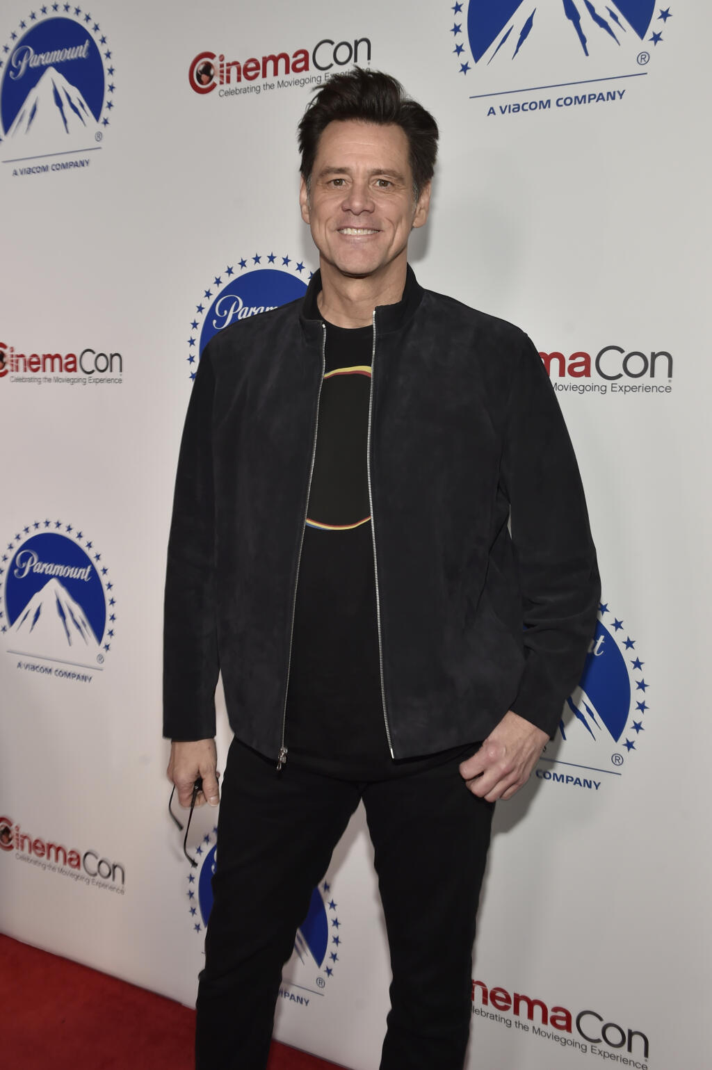 Jim Carrey (59).
Hyperaktívny komediant mal s učením odjakživa problémy. Zo školy však v 16-tich odišiel preto, aby mohol naplno finančne pomôcť svojej nemajetnej 6-člennej rodine francúzsko-britských koreňov v Kanade.