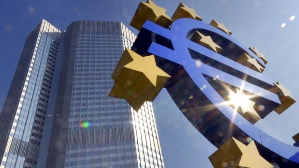 EuropeÚaûenka: WA14 Frankfurt - Na archÌvnej snÌmke z 24. septembra 2007 je monument so znakom eura pred budovou EurÛpskej centr·lnej banky (ECB) v nemeckom Frankfurte nad Mohanom. ECB vo ötvrtok 4. decembra 2008 znÌûila ˙rokovÈ sadzby o 75 b·zick˝ch bodov. Z·kladn· refinanËn· sadzba v eurozÛne tak klesla na 2,5 %, Ëo je najmenej za takmer 2,5 roka. DneönÈ rozhodnutie Rady guvernÈrov ECB znamen· najv‰Ëöiu redukciu ˙rokov˝ch sadzieb v dejin·ch ECB. T˝mto spÙsobom chce banka pomÙcù oûiviù ekonomik