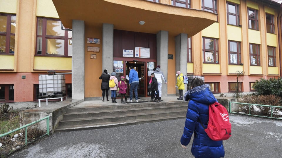 V Košiciach sa od pondelka školy neotvorili. Na snímke otvorená základná škola v Družstevnej pri Hornáde v okrese Košice – okolie 8. februára 2021. FOTO TASR – František Iván