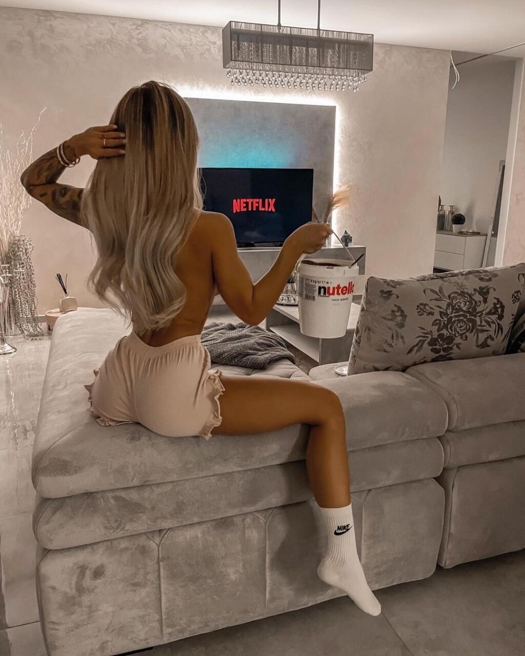 Bikini fitness modelka a priateľka bojovníka Gábora Borárosa Monika Jákliová nezostala svojej povesti nič dlžná ani v domácej karanténe. Aj počas lockdownu v čase koronavírusu nás tešila takýmito sexi fotkami. Predošlý domov nám tak ukázala úplne do detailov.