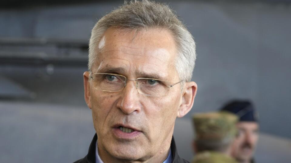 PK 11 Lask - Na snímke generálny tajomník NATO Jens Stoltenberg odpovedá na otázky novinárov počas stretnutia s poľským prezidentom Andrzejom Dudom a s členmi armády v poľskom meste Lask v Lodžskom vojvodstve v utorok 1. marca 2022. V čase ich stretnutia ruské vojská pokračujú v ostreľovaní civilných cieľov v druhom najväčšom ukrajinskom meste Charkov a Kyjev ohrozuje 40 miľ dlhý konvoj tankov a iných vozidiel. FOTO TASR/AP

NATO Secretary General Jens Stoltenberg speaks to the media at Lask air