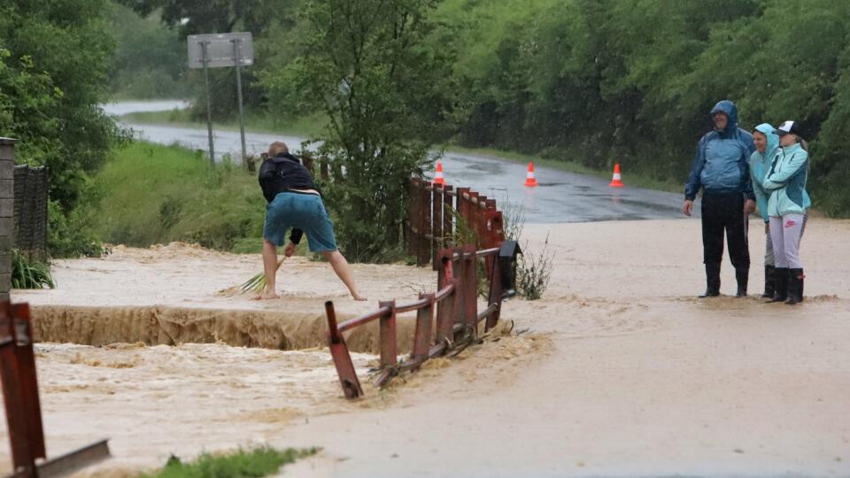Povodňová situácia v obci Zvolenská Slatina v okrese Zvolen. Prívalové dažde narobili v obci problémy. Na snímke vybrežený potok Očovka zaplavil cestu a domy vo Zvolenskej Slatine 14. júna 2020.