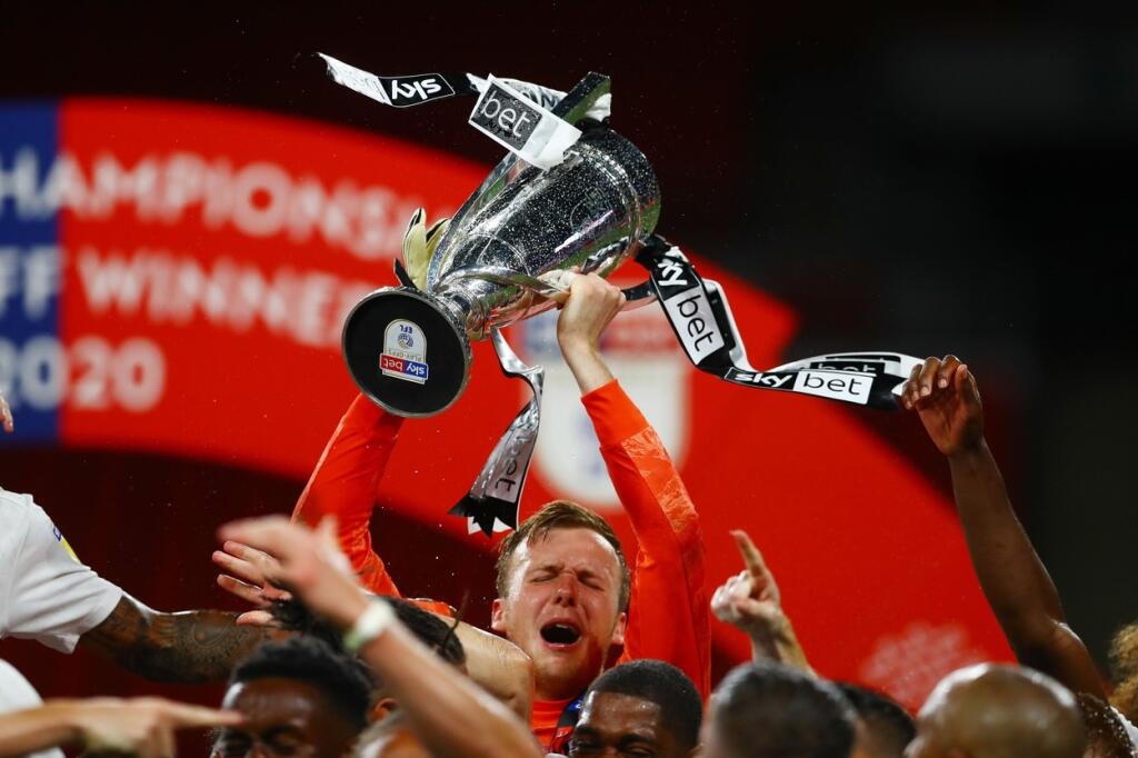 Radosť Mareka Rodáka po záverečnom hvizde. Trofej si poriadne vychutnal.