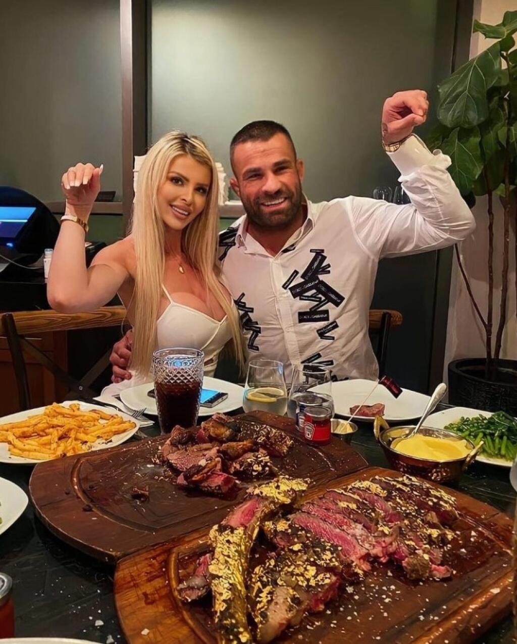 Vémola s Lelou si dopriali luxusnú večeru u slávneho šéfkuchára. Na stole im pristal zlatý stejk.