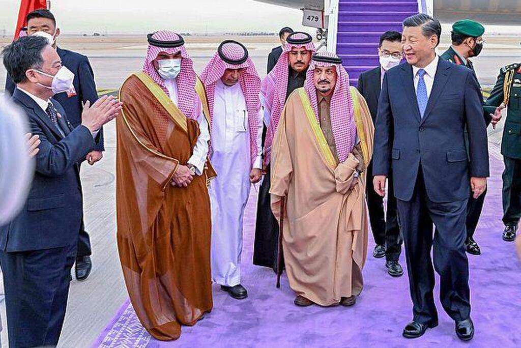 JB 28 Rijád - Čínsky prezident Si Ťin-pching (vpravo) kráča so saudskoarabským princom Faisalom bin Bandarom bin Abdulazízom, guvernérom Rijádu počas privítania po jeho prílete na medzinárodné letisko kráľa Chálida v Rijáde 7. decembra 2022. Čínsky prezident Si Ťin-pching pricestoval do Saudskej Arábie, kde sa 9. decembra zúčastní na čínsko-arabskom summite, na ktorý pozvali predstaviteľov krajín Blízkeho východu a severnej Afriky. FOTO TASR/AP

Chinese President Xi Jinping, 1st right, greets by