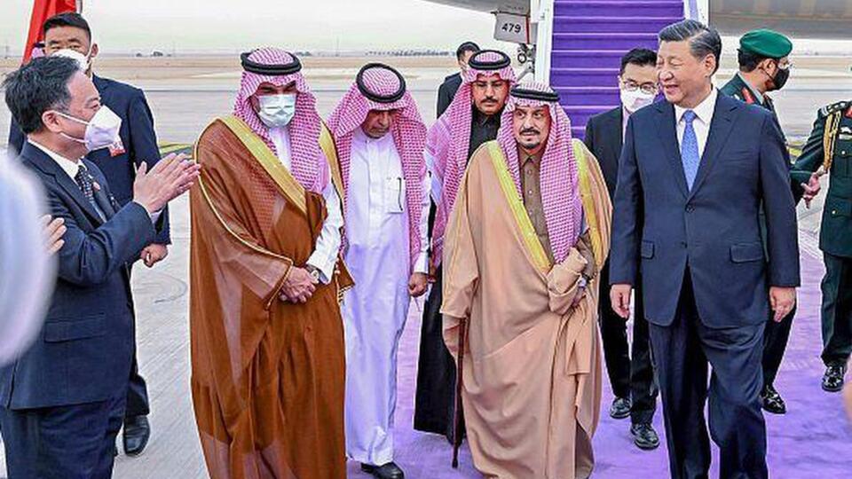 JB 28 Rijád - Čínsky prezident Si Ťin-pching (vpravo) kráča so saudskoarabským princom Faisalom bin Bandarom bin Abdulazízom, guvernérom Rijádu počas privítania po jeho prílete na medzinárodné letisko kráľa Chálida v Rijáde 7. decembra 2022. Čínsky prezident Si Ťin-pching pricestoval do Saudskej Arábie, kde sa 9. decembra zúčastní na čínsko-arabskom summite, na ktorý pozvali predstaviteľov krajín Blízkeho východu a severnej Afriky. FOTO TASR/AP
Chinese President Xi Jinping, 1st right, greets by