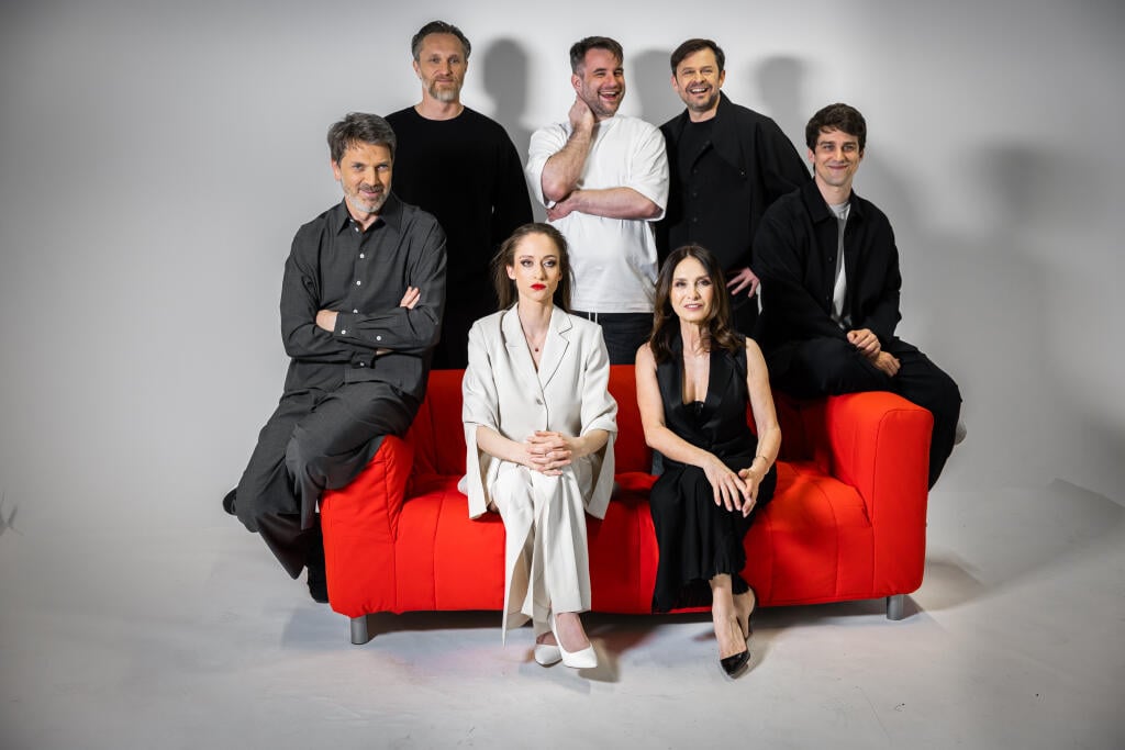 Fotenie hercov v priestoroch televízie JOJ v Bratislave. Na snímke Dávid Uzsák, Marián Miáš, Henrieta Mičkovičová, Marek Majeský, Alexander Bárta, Eva Mores a Matúš Kvietik. 