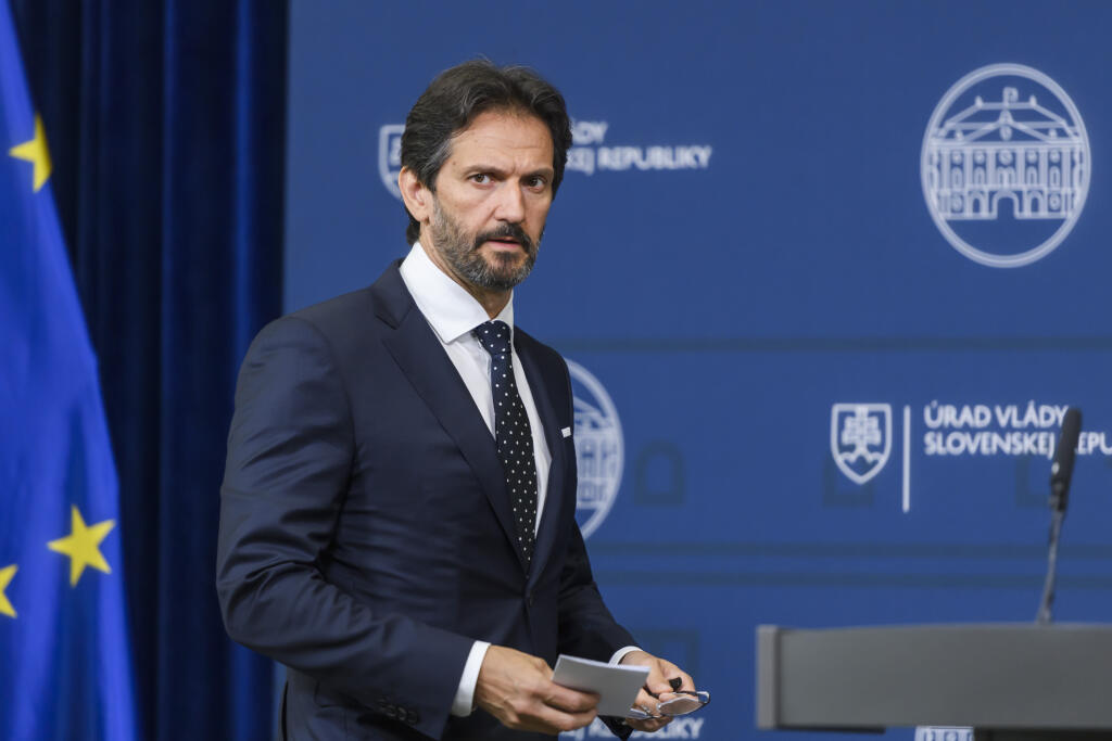 Na snímke vicepremiér a minister obrany SR Robert Kaliňák (Smer-SD) prichádza na tlačovú konferenciu po 38. zasadnutí vlády SR v Bratislave 12. júna 2024. FOTO TASR - Jaroslav Novák