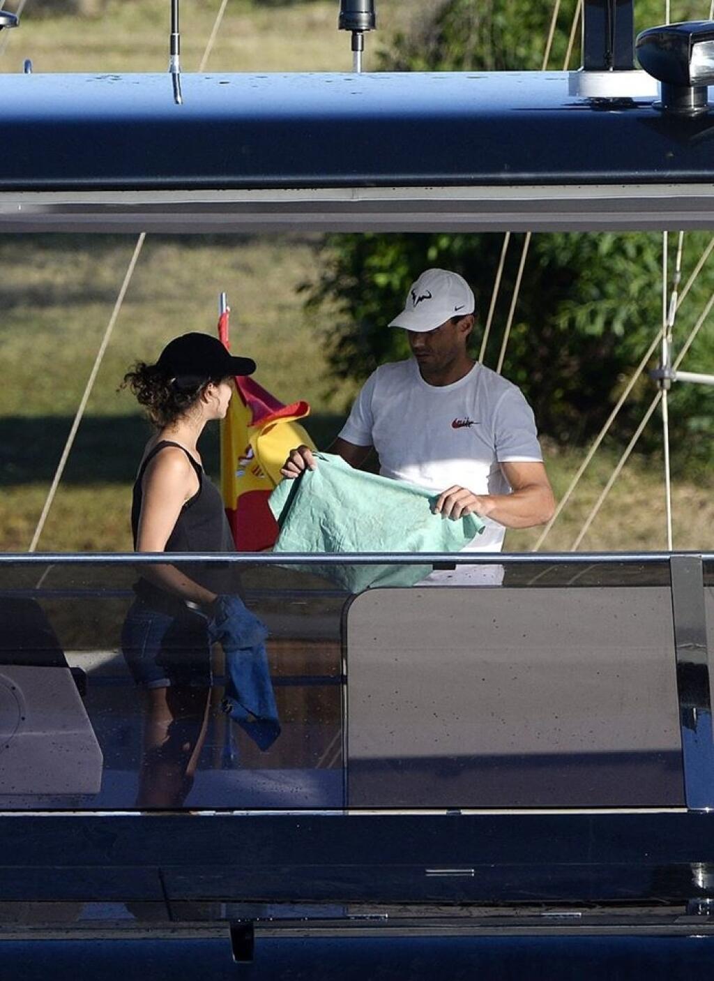 Rafael nadal spolu s manželkou Xiscou sa taktiež pustili do upratovania novej jachty.