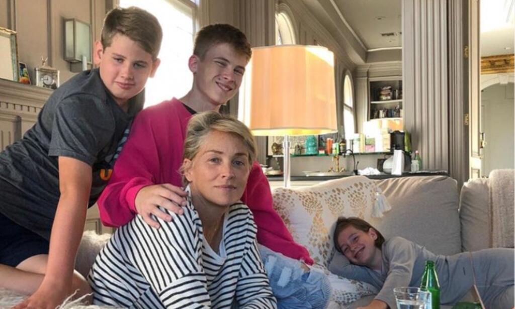 Sharon Stone po viacerých údajných potratoch adoptovala hneď trojnásobne a dnes jej rodinu tvoria traja synovia - Roan, Laird a Quinn. „Materstvo ku mne neprišlo ľahko, ale láskyplne. Sme šťastná a požehnaná rodina - to je krédo, za ktorým si stojíme,“ vyhlásila na galavečere organizácie boja s rakovinou, ktorú sama prekonala. Od synov tam prebrala cenu Matka roka.