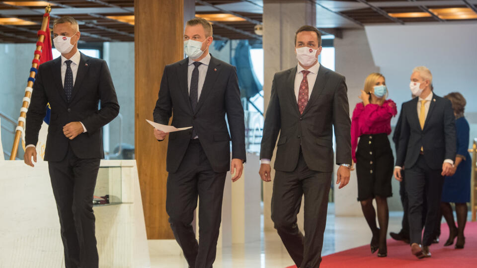 Na snímke nezaradení poslanci NR SR, zľava v popredí Richard Raši, Peter Pellegrini a Erik Tomáš prichádzajú na tlačovú konferenciu strany HLAS - sociálna demokracia na tému Kto zastaví Matovičove testovanie? 24. novembra 2020 v Bratislave. FOTO TASR - Martin Baumann