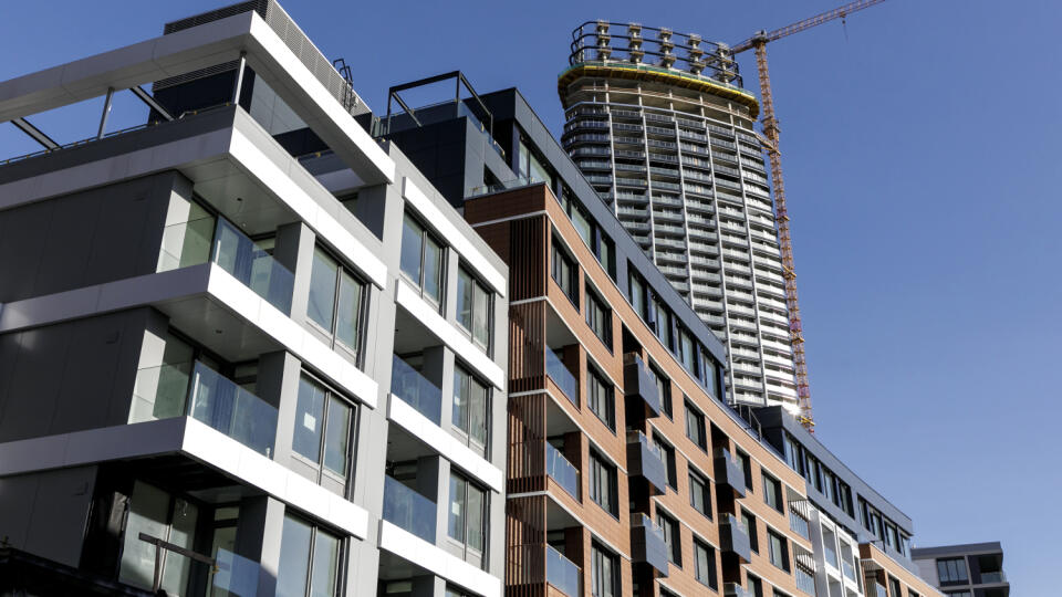 Na snímke prebiehajúca výstavba projektu Eurovea II, ktorá sa blíži k dokončeniu všetkých objektov. Pred dosiahnutím plnej architektonickej výšky je aj Eurovea Tower, prvý bratislavský a slovenský mrakodrap. V Bratislave 13. januára 2023. FOTO TASR - Dano Veselský