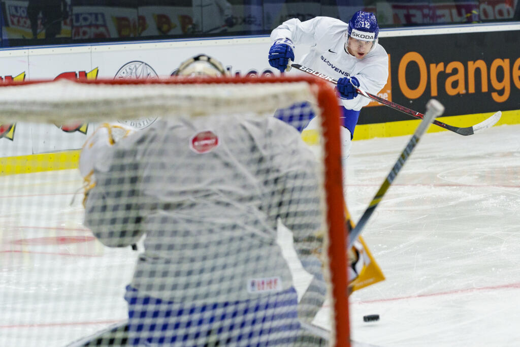 Slovenská hokejová reprezentácia absolvovala ranné rozkorčulovanie pred zápasom A skupiny hokejových Majstrovstiev sveta IIHF 2019 proti Veľkej Británií. Na snímke Dávid Bondra.