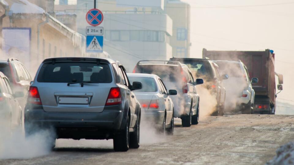 Automobilky budú môcť benzínové a naftové vozidlá vyrábať, budú však musieť hradiť poplatky za prekročenie nulových limitov