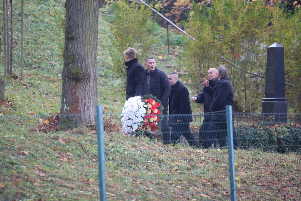 Smútiaci prichádzajú na poslednú rozlúčku s hokejistom Borisom Sádeckým.