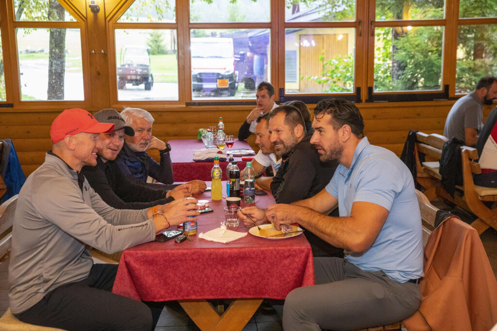 Boris Valábik si po príchode naložil na tanier a pokecal si s Marcelom Hossom a Milanom Bartovičom.