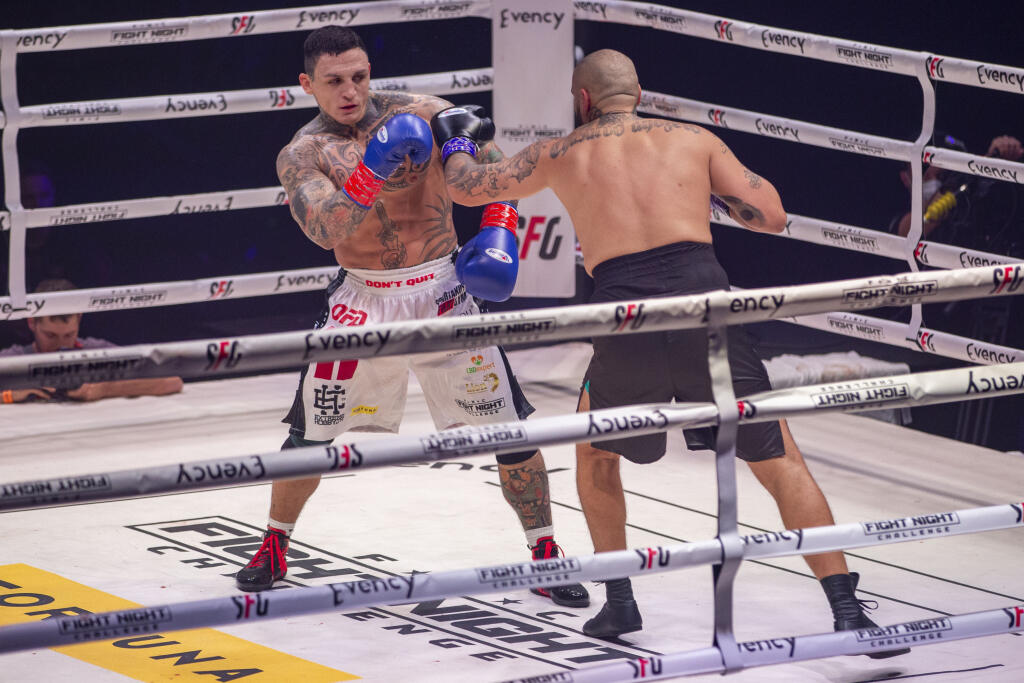 Najviac sa však obuli do profesionálneho MMA zápasníka Gábora Borárosa, ktorý si zmeral sily raperom Patrikom Vrbovským.