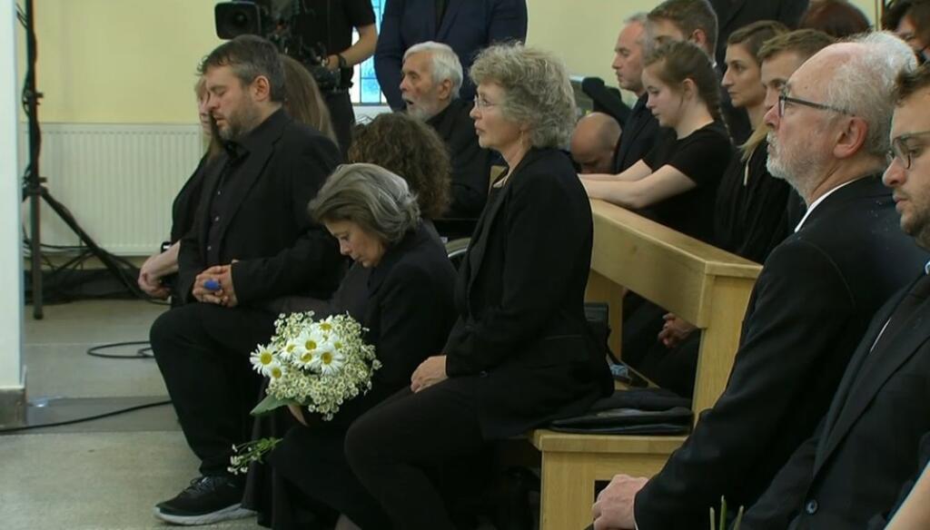 Pohľad na zdrveného Josefa Abrháma (vzadu) trhá srdce.