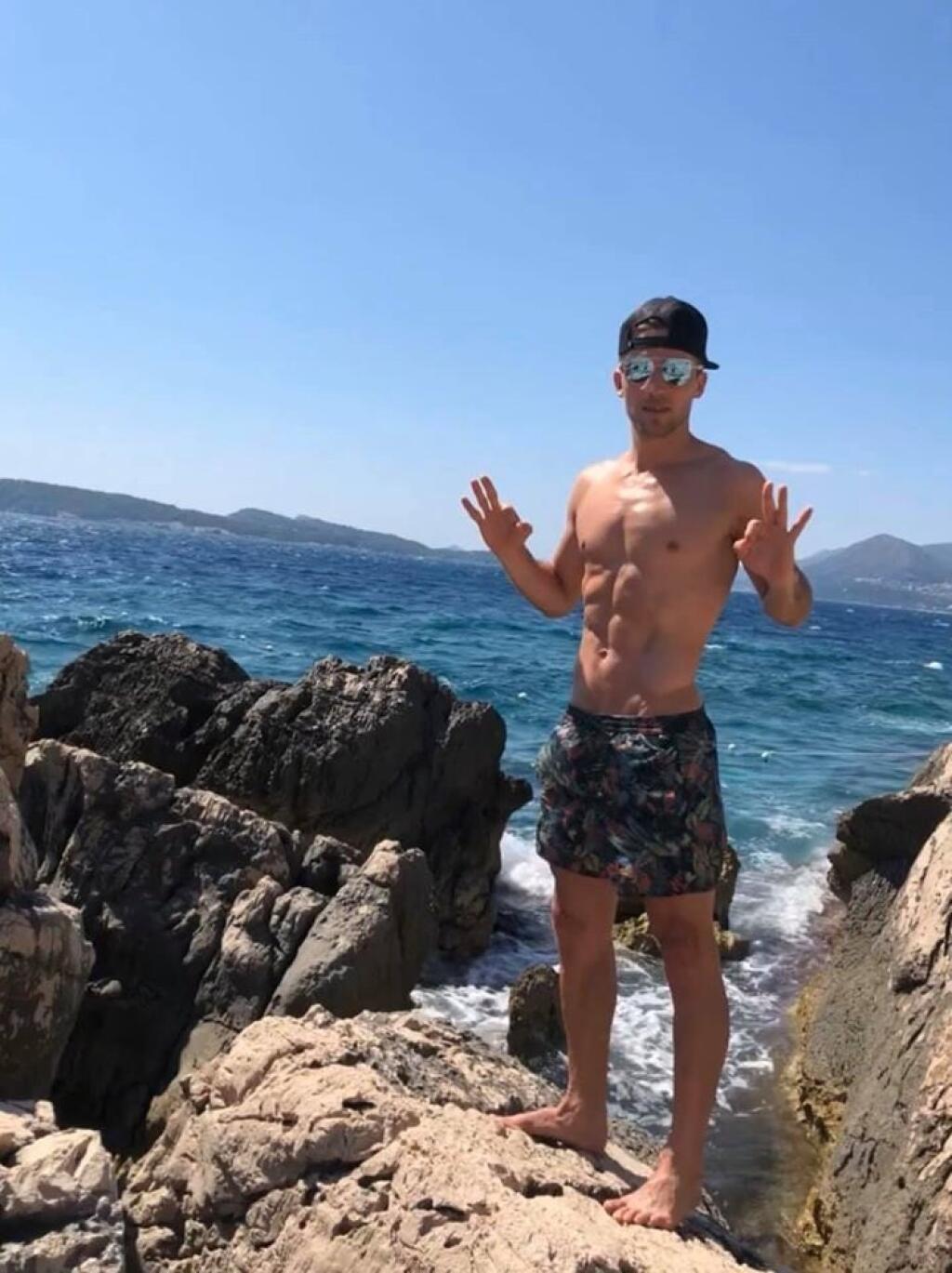 Slovenský futbalista Pekarík na dovolenke ukázal svoje tehličky a pozornosť pútala aj jeho sexi manželka.