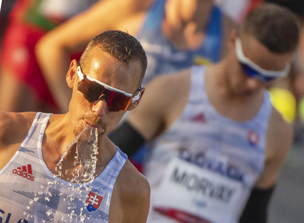 Na snímke slovenskí reprezentanti v chôdzi na 50 km, vľavo v popredí Matej Tóth a vpravo v pozadí Michal Morvay počas pretekov na XXXII. letných olympijských hrách 2020 v japonskom Sappore v piatok 6. augusta 2021. FOTO TASR - Martin Baumann