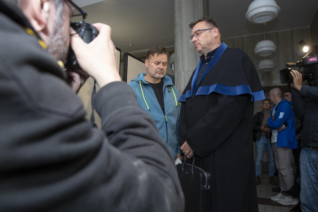 Dušan Dědeček, ktorých spôsobil dopravnou nehodou na Zochovej ulici v Bratislave smrť 5 ľudí sa opätovne postavil pred sú, ktorý rozhoduje o jeho vzatí do väzby.