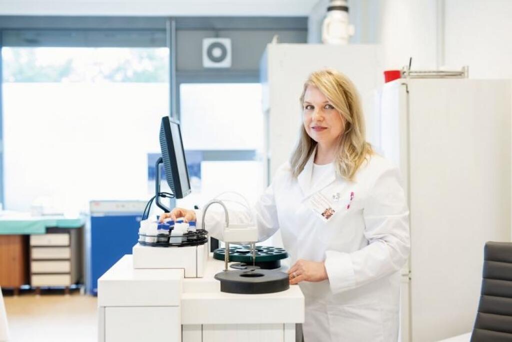 Klinickí farmaceuti pomáhajú bezpečnej a lacnejšej liečbe. V nemocniciach ich nepoznajú