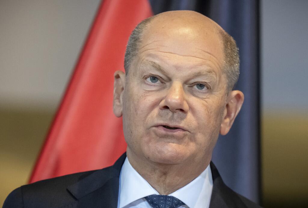 AZ18 Berlín - Na snímke nemecký kancelár Olaf Scholz na tlačovej konferenci počas stretnutia s francúzskym prezidentom Emmanuelom Macronom v Berlíne 18. marca 2025. FOTO TASR/AP

German Chancellor Olaf Scholz speaks at a press conference with President of France Emmanuel Macron after their meeting at the Federal Chancellery in Berlin, Tuesday March 18, 2025. (Michael Kappeler/dpa via AP)