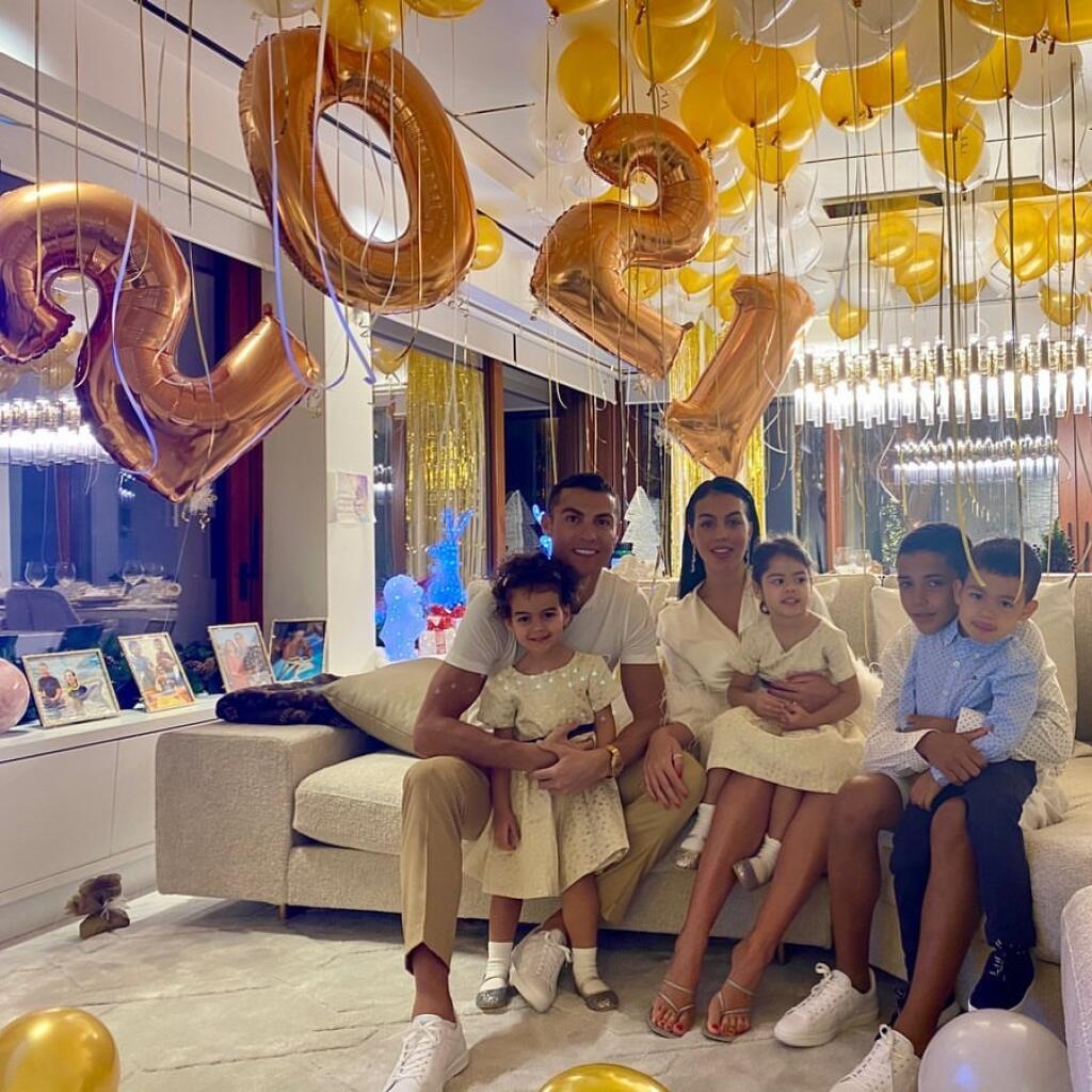 Cristiano Ronaldo a Georgina Rodriguez spolu vychovávajú zatiaľ štyri deti.