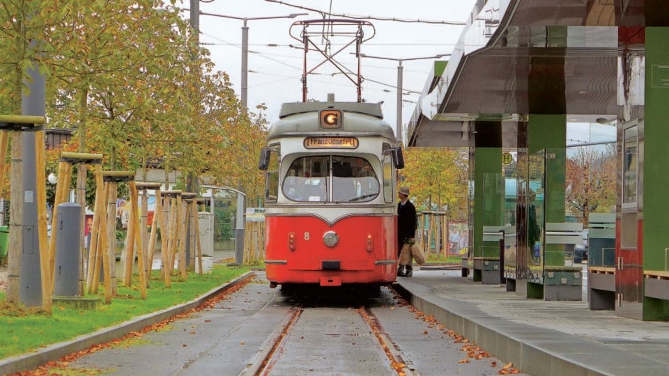 Konečná: Zastávka na Námestí Františka Jozefa, kúsok od jazera a promenády.