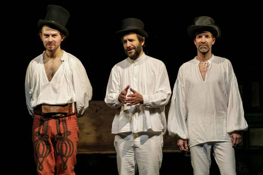 Na snímke sprava herci Ondrej Kovaľ, Kamil Mikulčík a Richard Autner v premiére inscenácie Jánošík - Príbeh vraha? v bratislavskom Divadle Aréna v pondelok 7. decembra 2020. Autorom hry a režisérom je Jakub Nvota, ktorý v spolupráci s Historickým ústavom Slovenskej akadémie vied, predstavuje osudy nášho národného hrdinu Juraja Jánošíka v novom svetle, na základe autentických dobových materiálov. Hru režiséra Jakuba Nvotu mali pôvodne odpremiérovať už v októbri, nestalo sa tak pre zlú pandemickú