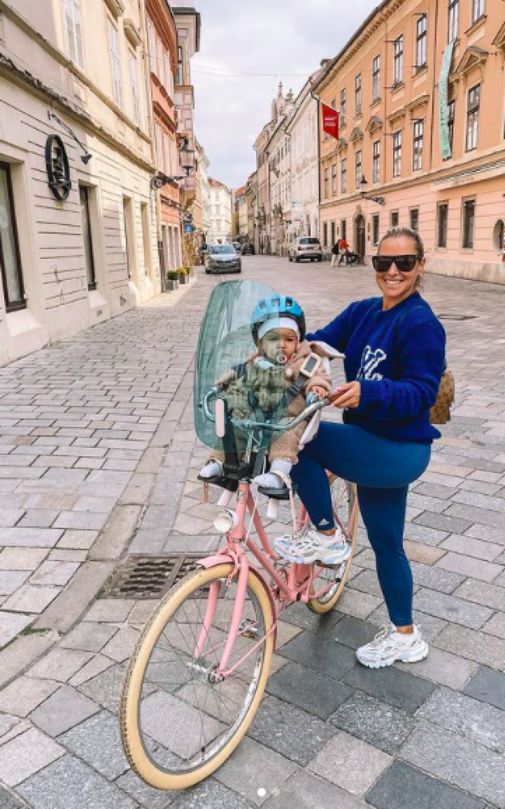Na takomto parádnom bicykli vozí Dominika svojho synčeka ulicami Bratislavy.