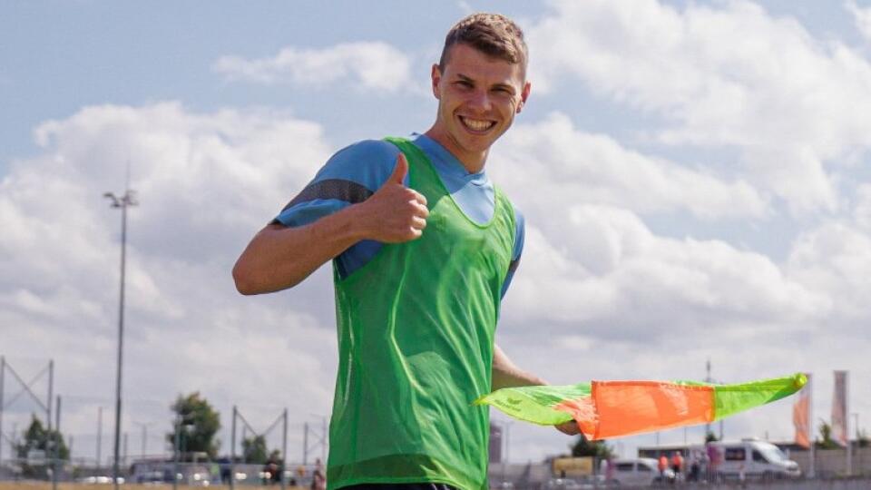 Rozhodca odišiel po 10 minútach a zápas Slavie pískali hráči.
