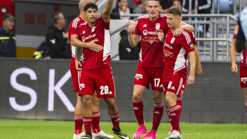 Na snímke futbalisti Banskej Bystrice sa tešia z gólu počas zápasu 2. kola futbalovej Niké ligy ŠK Slovan Bratislava - MFK Dukla Banská Bystrica v Bratislave 5. augusta 2023. FOTO TASR - Jaroslav Novák