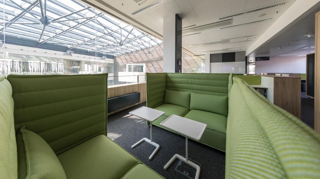 Nová centrála ČSOB v Zuckermandli - odhlučnené sedenie v open space