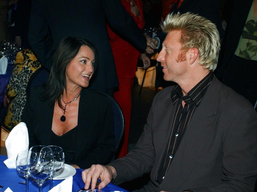 V roku 2003 prešla Comaneciová na čiernu farbu vlasov. V tom čase sa v Berlíne stretla s tenistom Borisom beckerom.