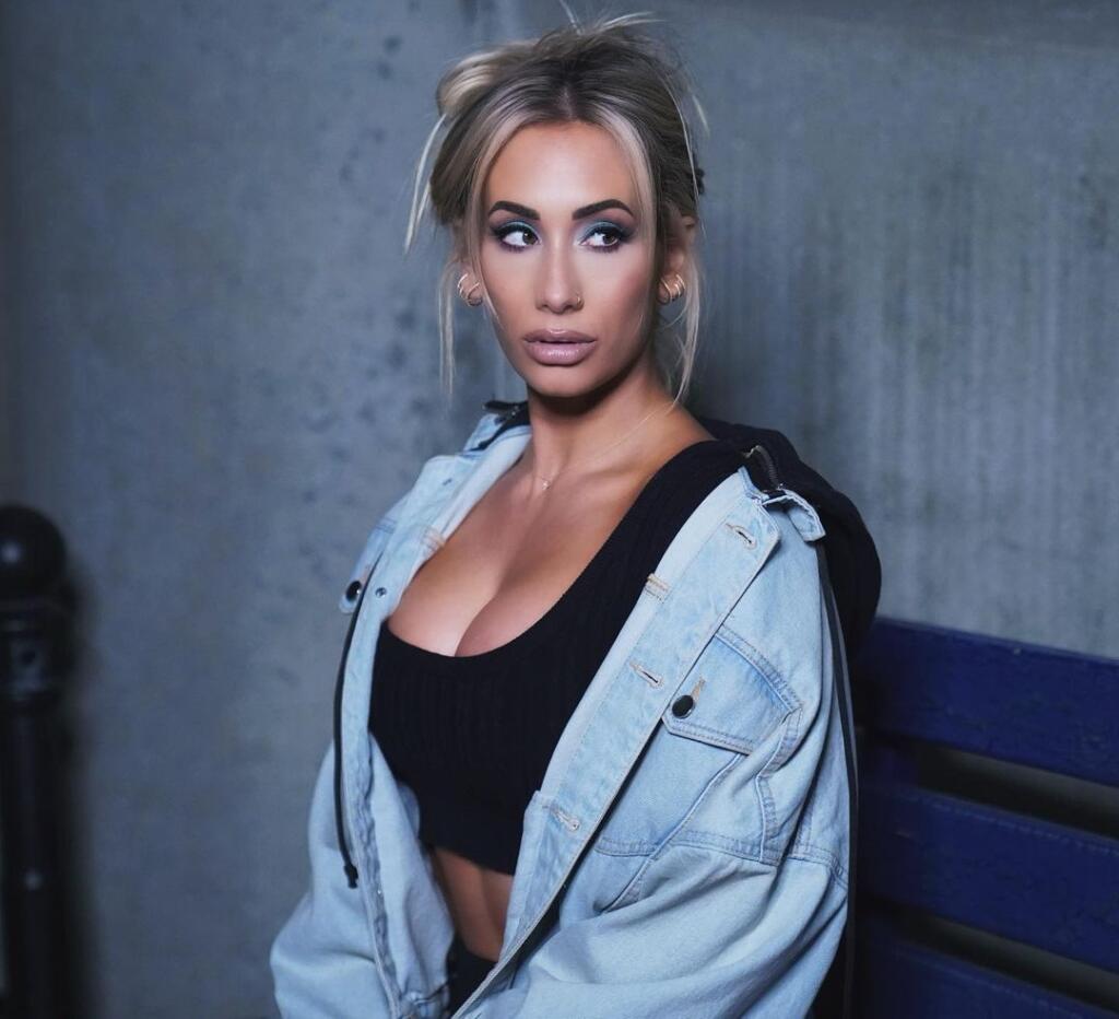 Sexi Carmella sa rada chváli svojimi prsiami, ktoré teraz ukázala celému svetu.