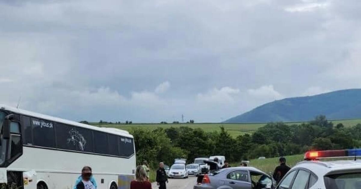 Un bus PLEIN D’ENFANTS est entré en collision avec une voiture à l’extérieur du village de Lubina !