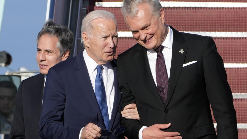 Americký prezident Joe Biden a litovský prezident Gitanas Nauseda sa rozprávajú, v pozadí minister zahraničných vecí USA Antony Blinken po prílete na samit NATO v litovskom Vilniuse.