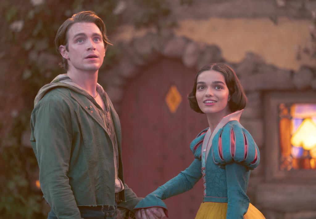 Andrew Burnap a Rachel Zegler vo filme Snehulienka (Snow White).