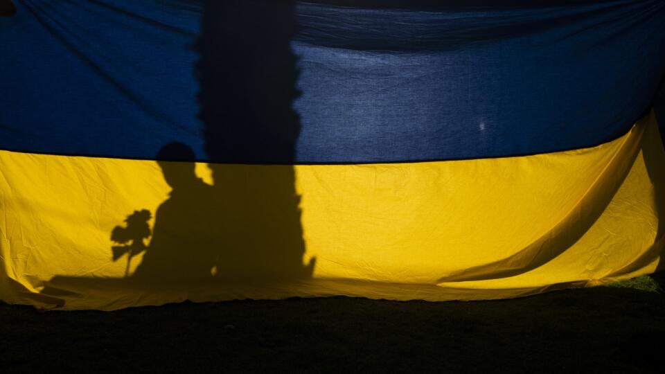 WA 7 Los Angeles - Na ukrajinskej vlajke tieň muža, ktorý drží slnečnicu počas zhromaždenia na podporu Ukrajiny v Los Angeles v piatok 11. marca 2022. FOTO TASR/AP
A man holding sunflowers casts his shadow on a Ukrainian flag during a rally held to show support for Ukraine in Los Angeles, Friday, March 11, 2022. (AP Photo/Jae C. Hong)
