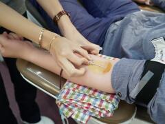Muž v Škótsku nemohol darovať krv. Odmietol vyplniť tlačivo o tehotenstve