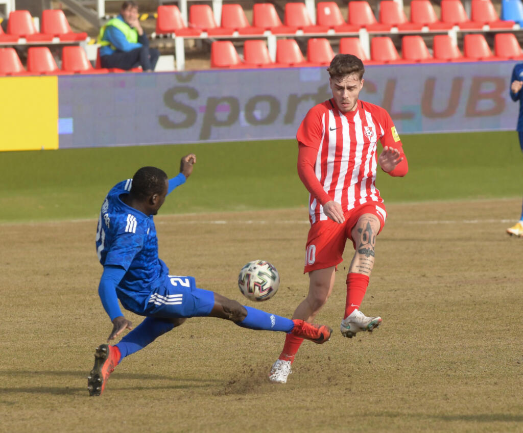 Na snímke zľava senegalský obranca Tidiane Djiby Ba (Nitra) a Andrej Fábry (Sereď) v dohrávke 19. kola Fortuna ligy vo futbale ŠKF Sereď - FC Nitra 23. februára 2021 v Zlatých Moravciach. FOTO TASR - Henrich Mišovič