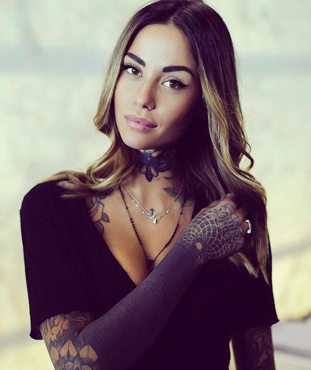 Zoe Cristofoli je obľúbenou na sociálnych sieťach. Má skvelý zmysel pre módu a jej tetovania jej dodávajú výnimočnosť