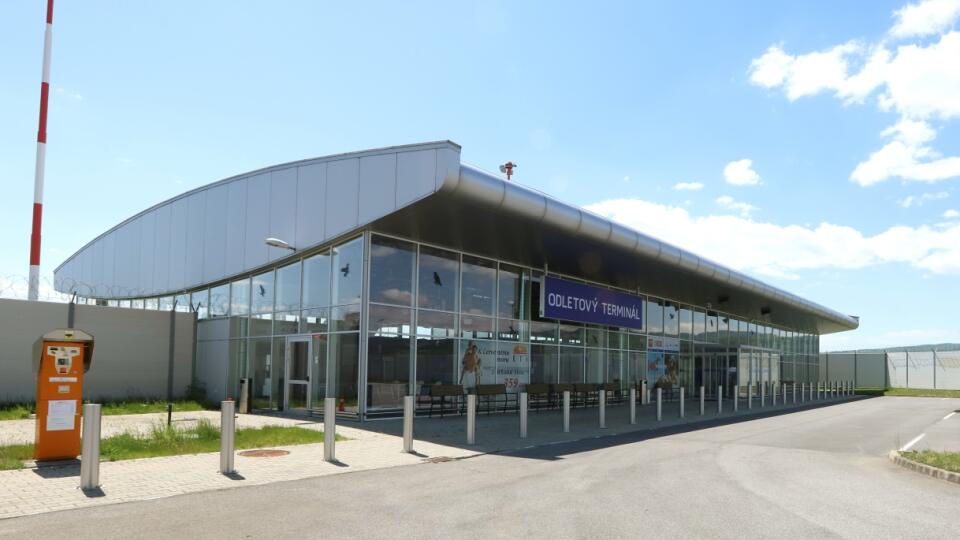Poslanci BBSK žiadajú ministerstvá a vládu zachovať civilnú dopravu na Sliači