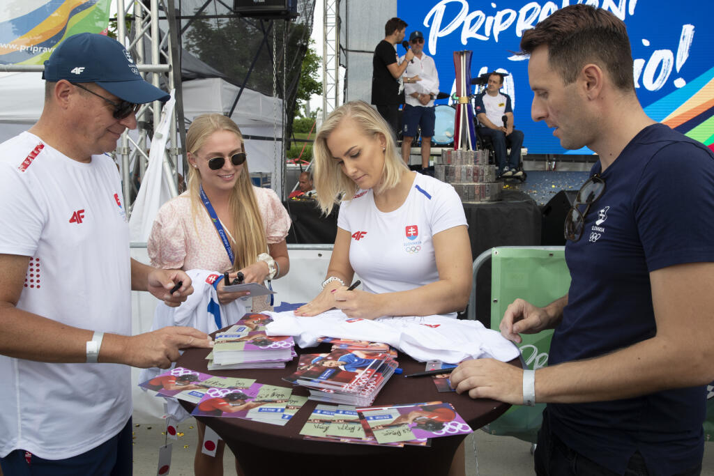 Autogramiáda slovenských olympionikov po návrate z japonského Tokia v X-Bionic Šamorín. O podpisy našich stolných tenistov bol taktiež veľký záujem.