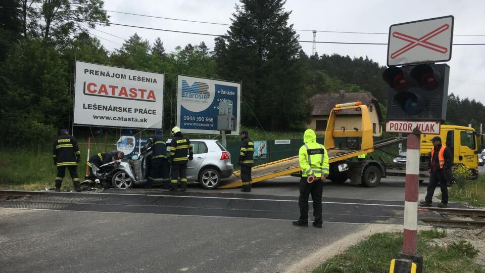 Takto dopadlo auto po zrážke s vlakom.