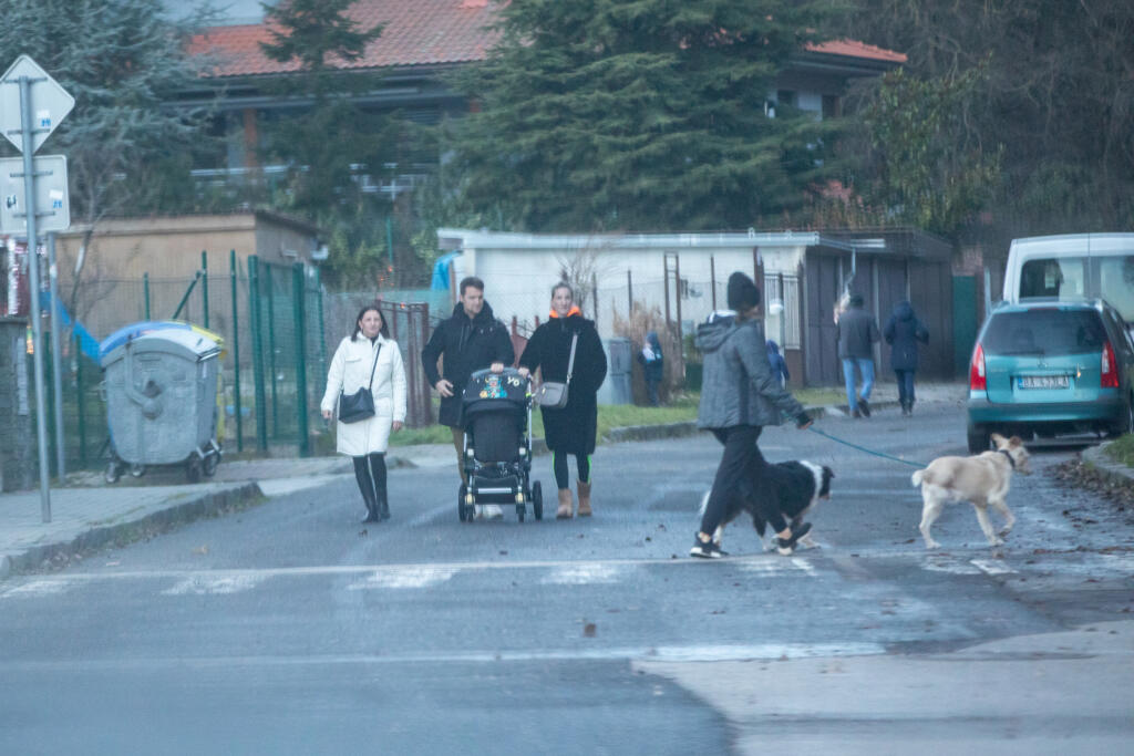 Manželia sa po obede vybrali na prechádzku do okolia neďaleko ich domu. Na snímke sú Adela Vinczeová, Viktor Vincze a ich adoptované dieťa.