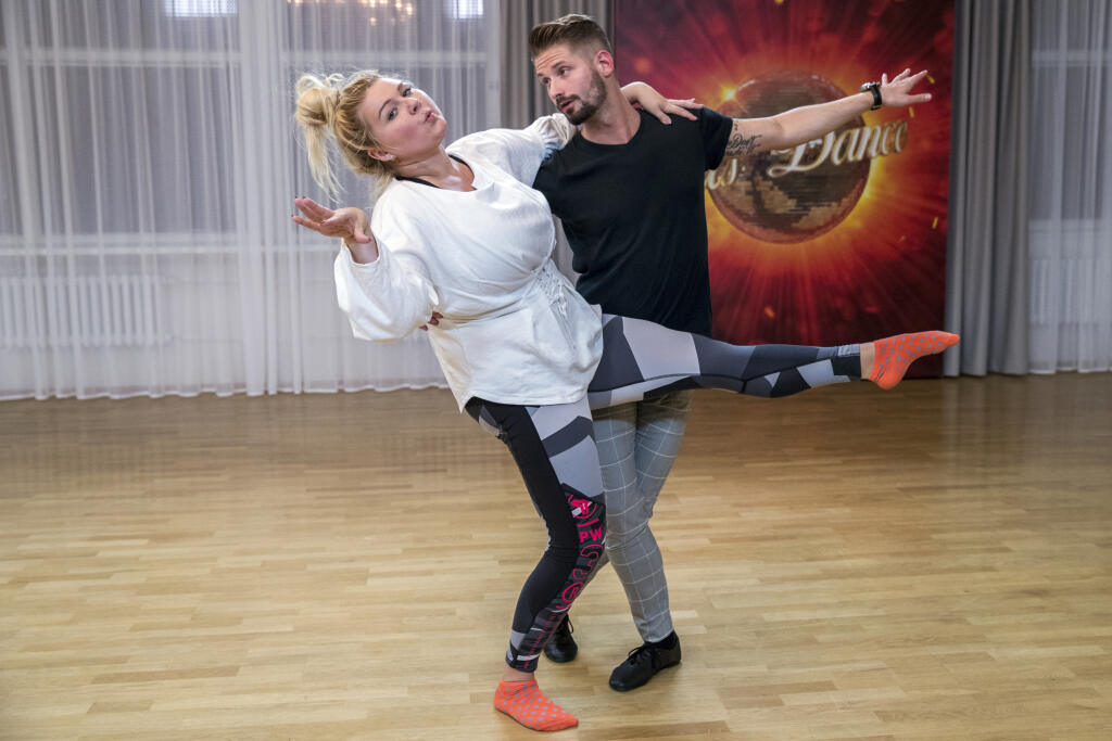 Na snimke komicka Eva Kramerova a tanecnik Lukas Hojdan pocas treningu v ramci tanecnej sutaze TV Markiza Lets Dance.